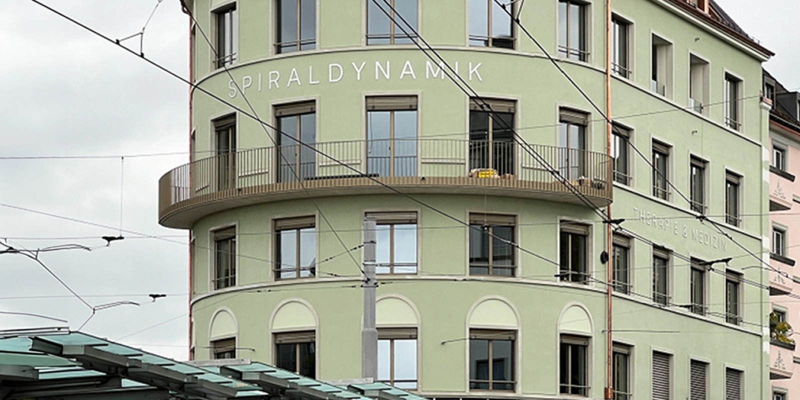 Wie integriert man eine Gebäudebeschriftung?